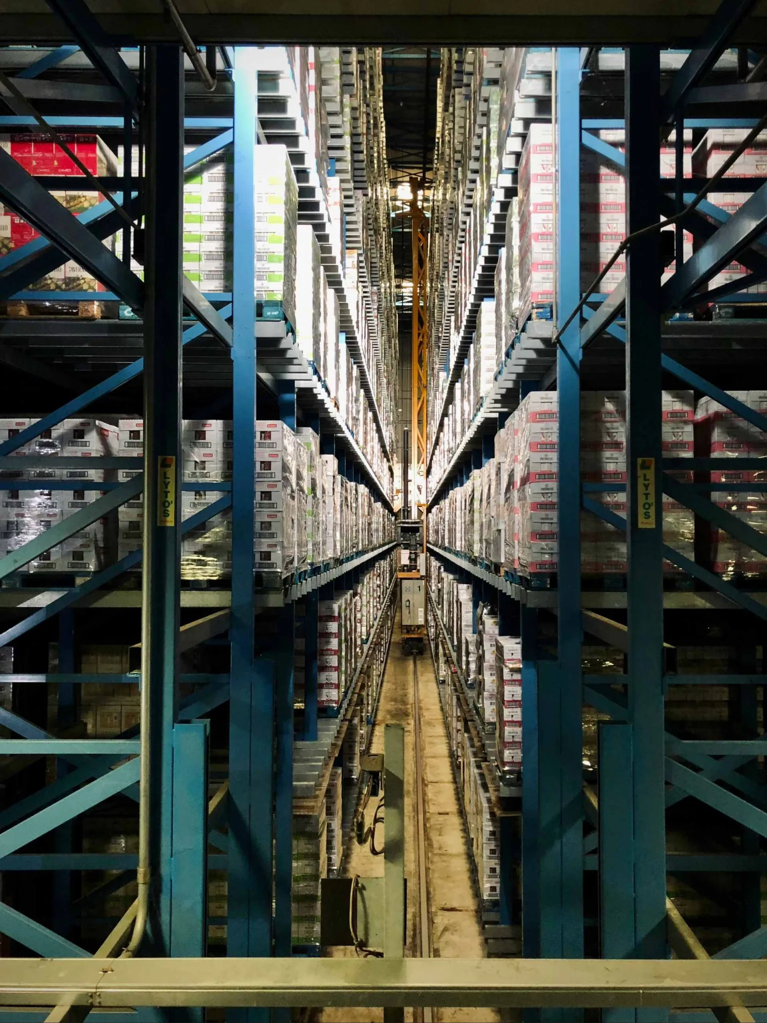 High-bay automated storage racking in a distribution warehouse